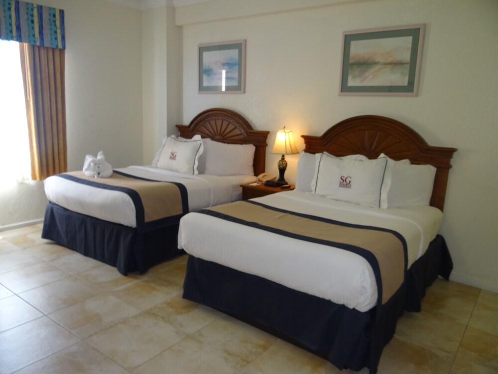 XXX Premium Studio, 2 Double Beds, City View - Guestroom