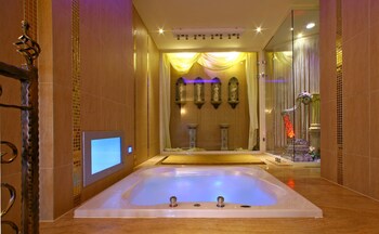 Deep Soaking Bathtub