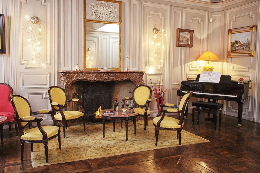 Hotel Lounge