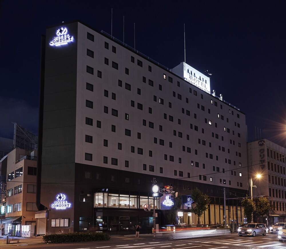 호텔 정면 - 저녁/밤
