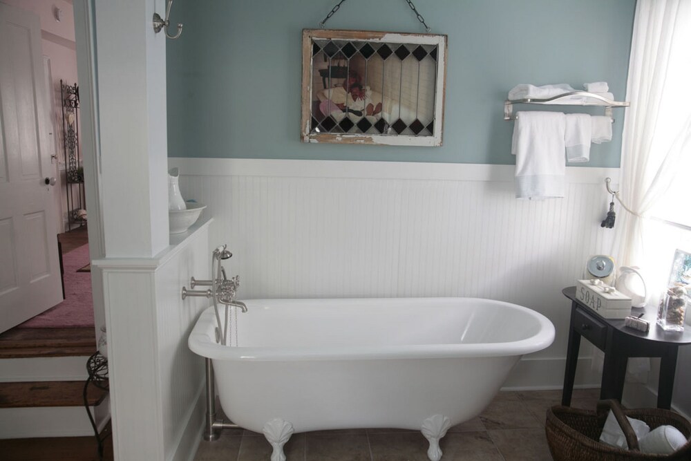 Deep Soaking Bathtub