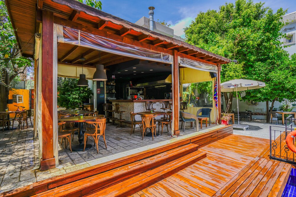 Poolside Bar