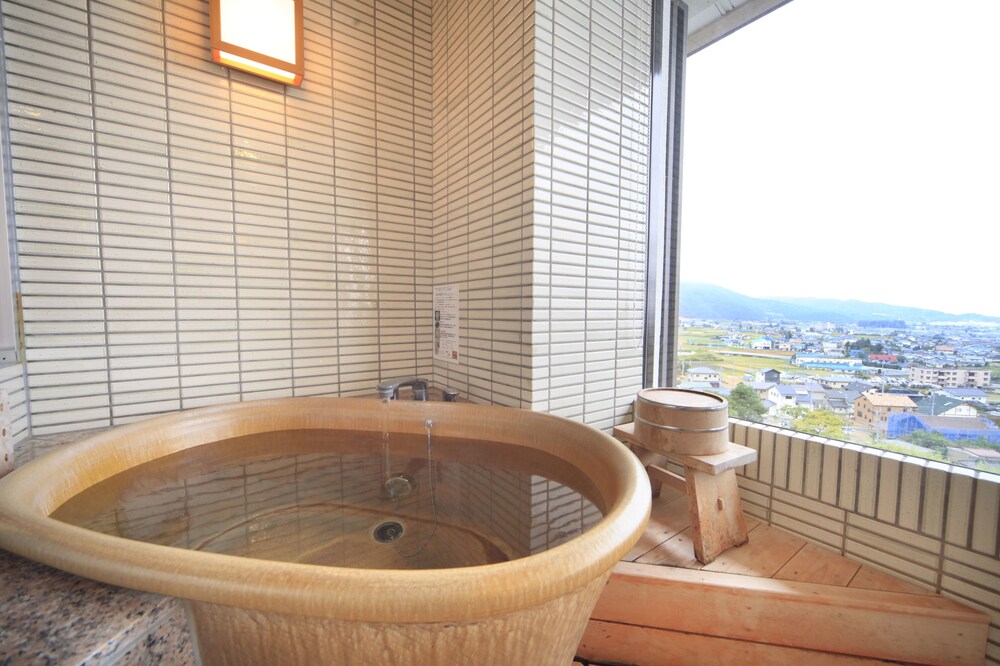 Deep Soaking Bathtub