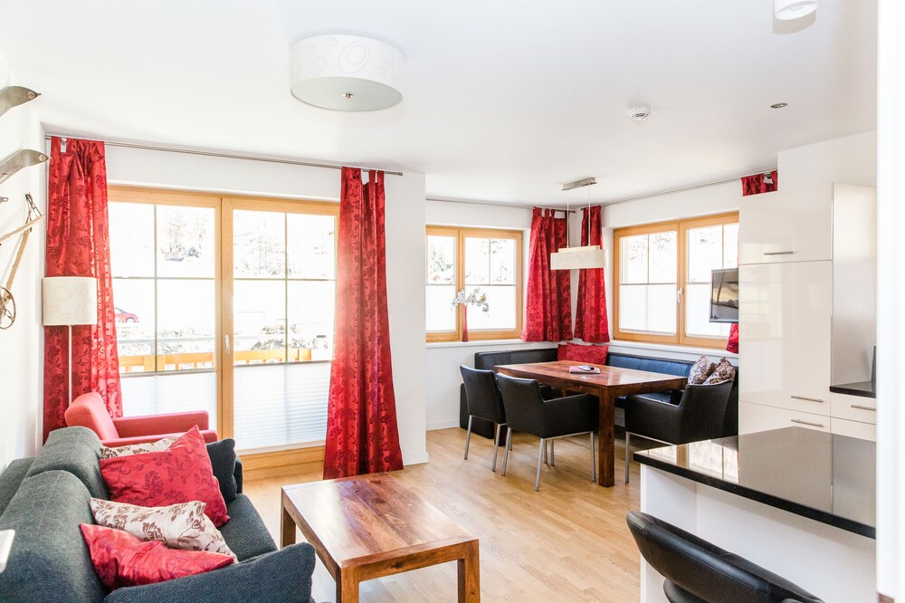 Deluxe Apartment, 2 Bedrooms, Balcony, Mountain View (Top 3) - Living Area