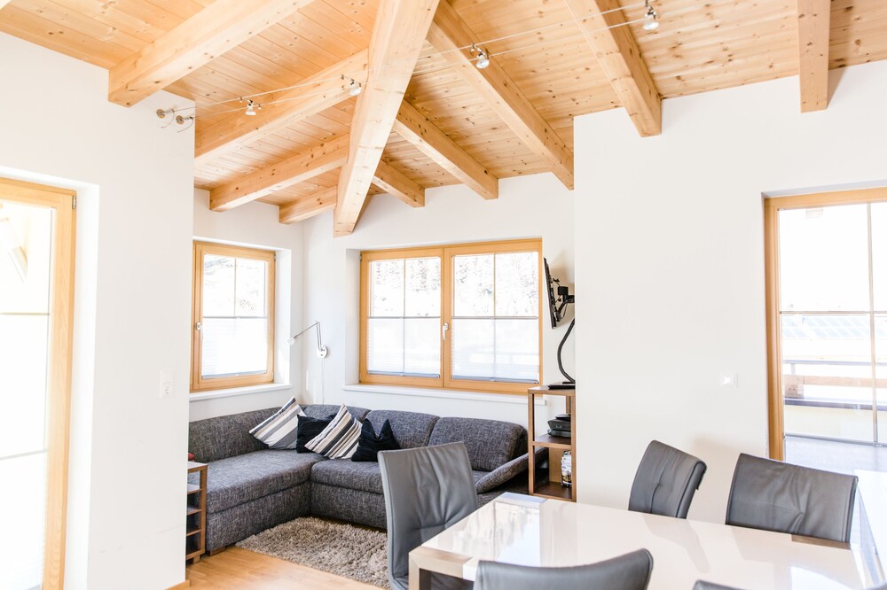 Deluxe Apartment, 2 Bedrooms, Balcony, Mountain View (Top 3) - Living Area
