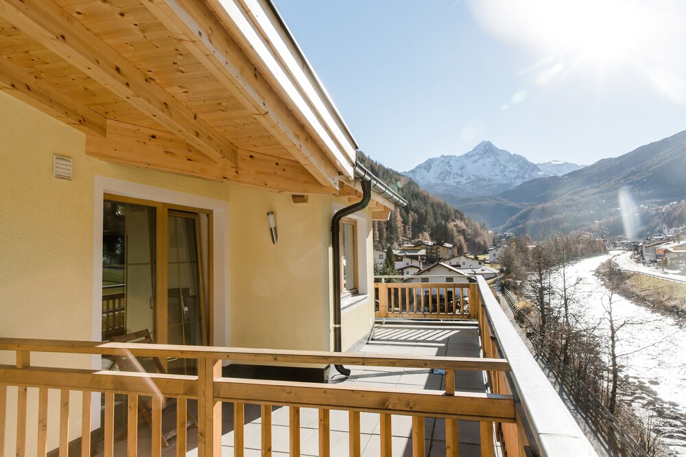 Deluxe Apartment, 2 Bedrooms, Balcony, Mountain View (Top 3) - Balcony