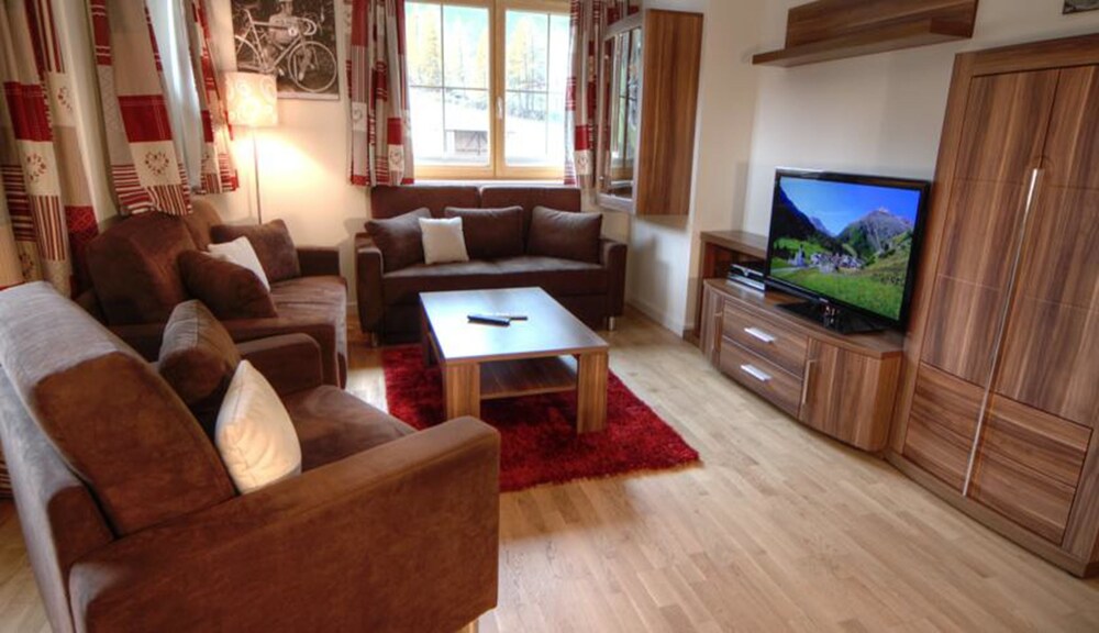 Deluxe Apartment, 2 Bedrooms, Balcony, Mountain View (Top 6) - Guestroom