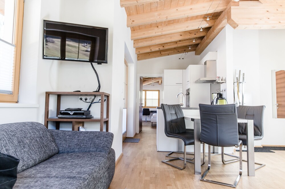 Deluxe Apartment, 2 Bedrooms, Balcony, Mountain View (Top 3) - Living Area