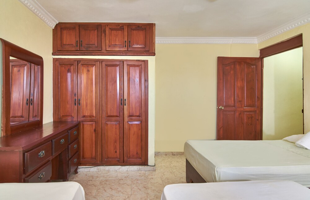 Upgraded Two Bedroom & 1 Bathroom - Guestroom