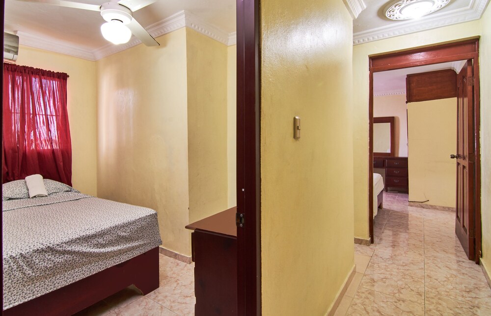 Upgraded Two Bedroom & 1 Bathroom - Guestroom
