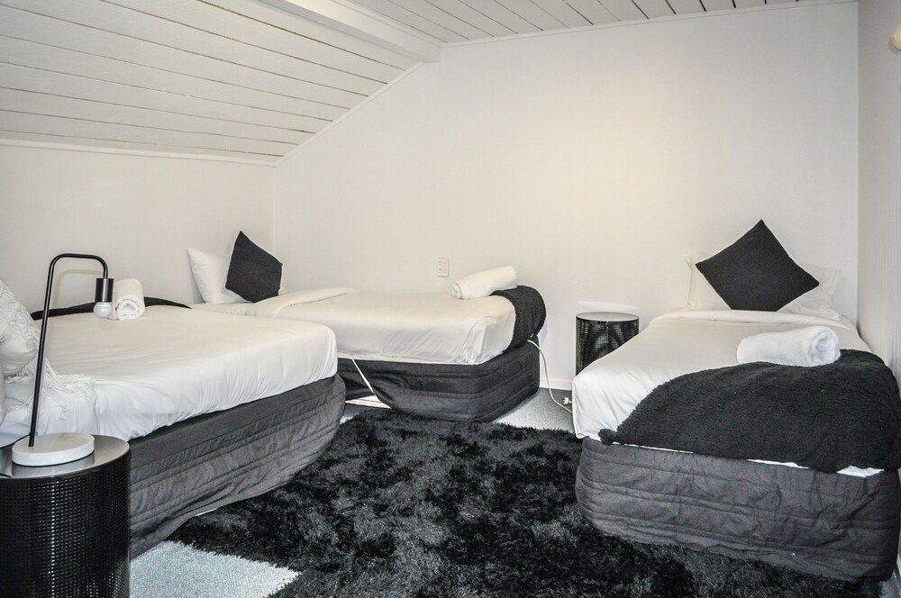 Premium Three Bedroom Apartment - Guestroom