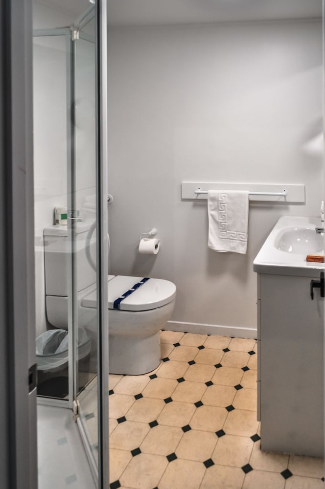 Premium Three Bedroom Apartment - Bathroom