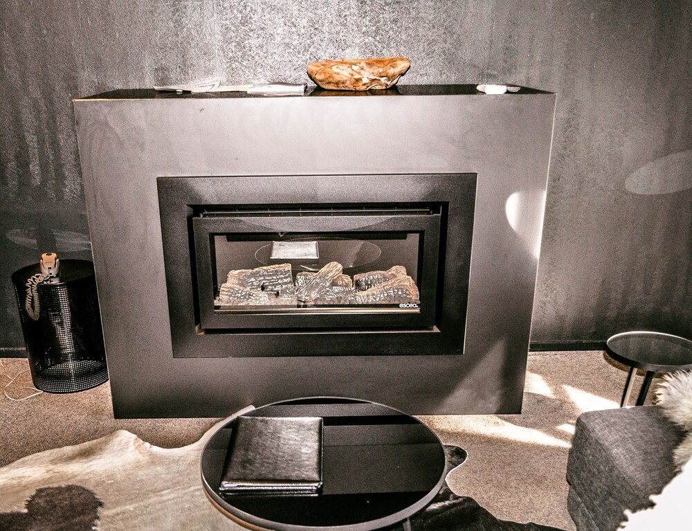 Premium Three Bedroom Apartment - Fireplace