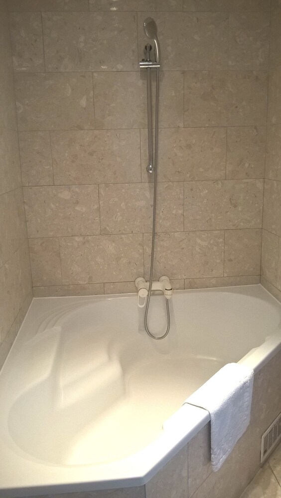 Deep Soaking Bathtub