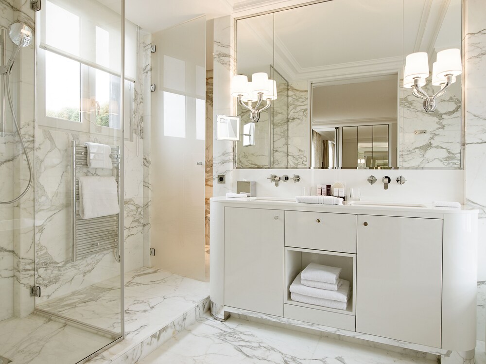 Bathroom, Grand Hotel du Palais Royal