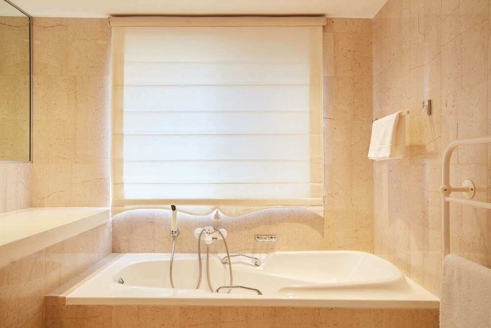 Luxury Villa - Deep Soaking Bathtub