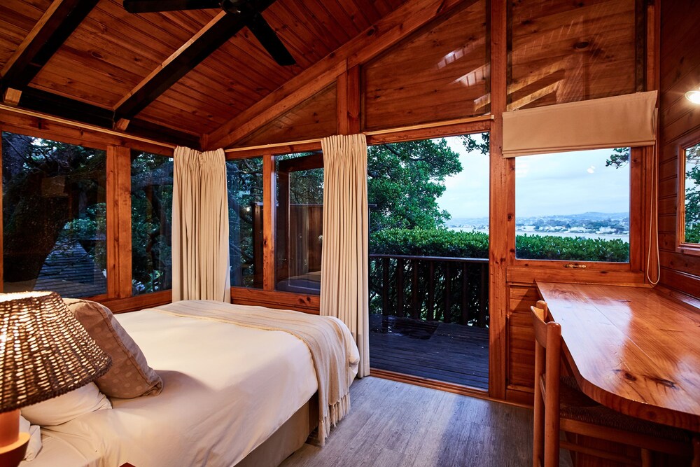 Hillside Chalet - Guestroom View