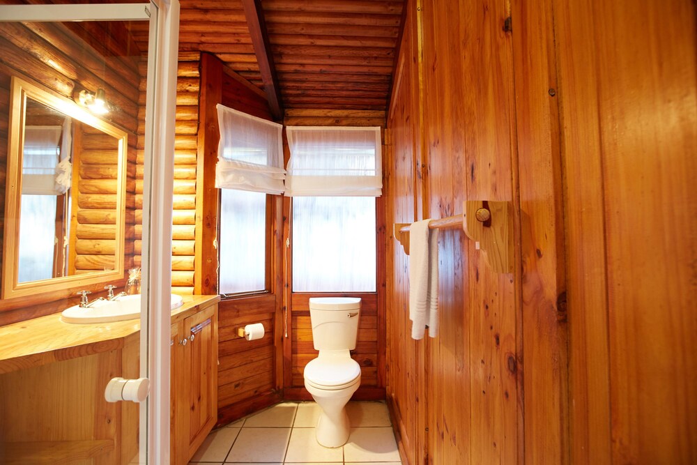 Waterfront Chalet - Bathroom