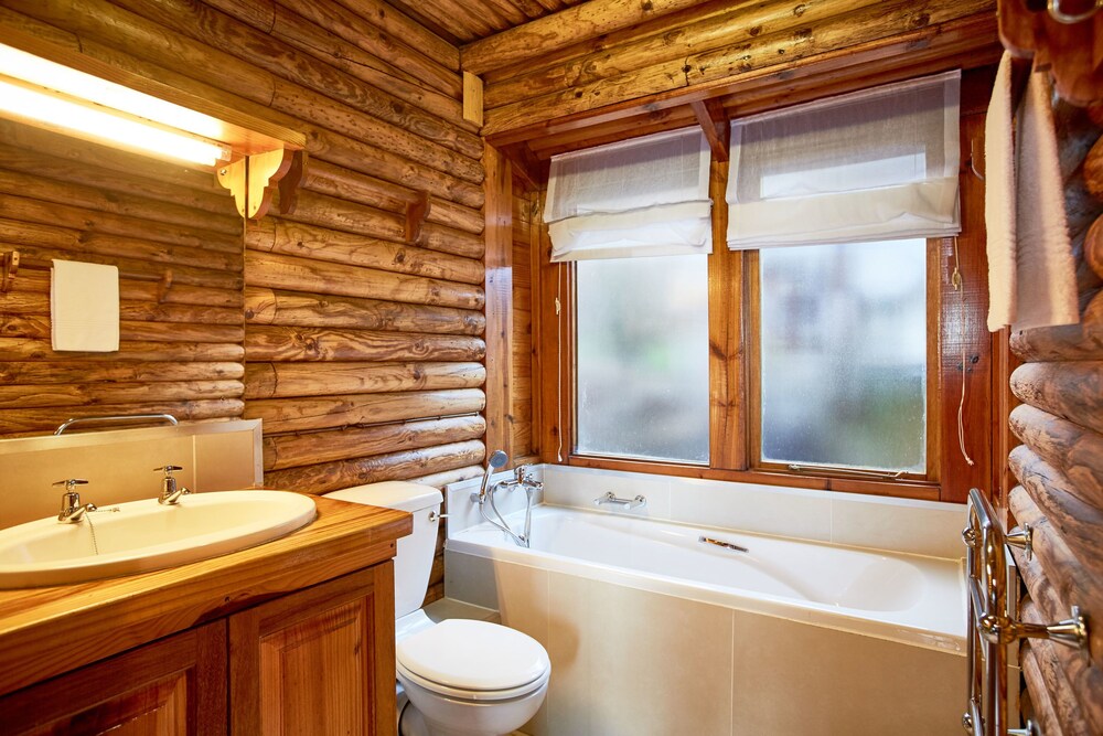 Waterfront Chalet - Bathroom