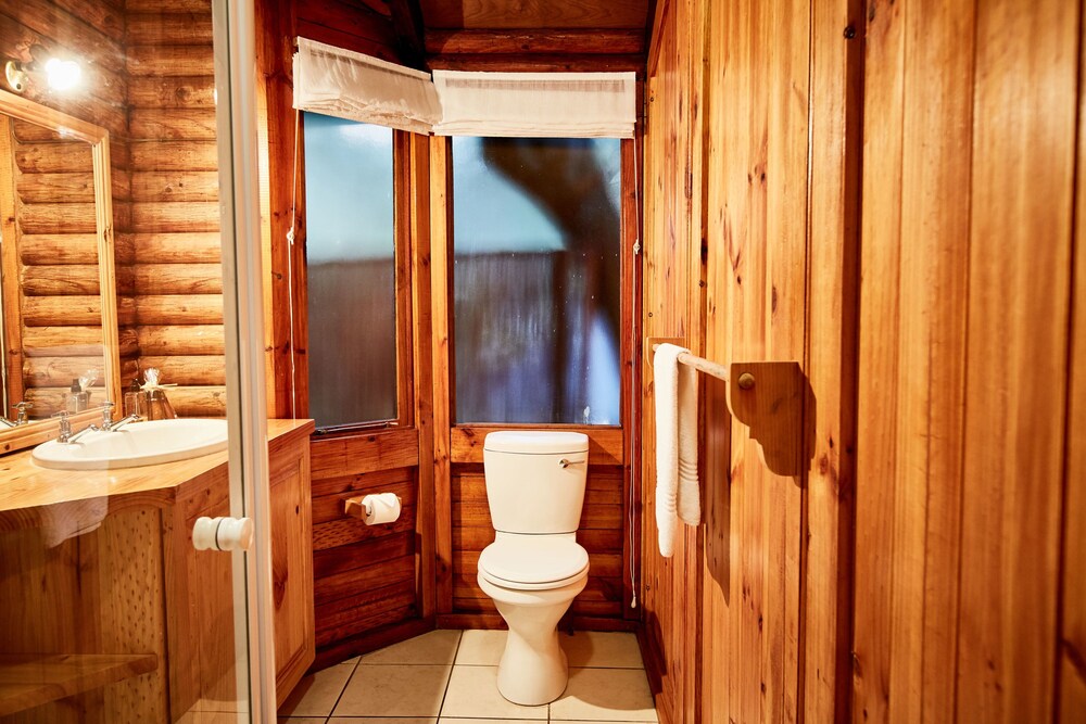 Hillside Chalet - Bathroom