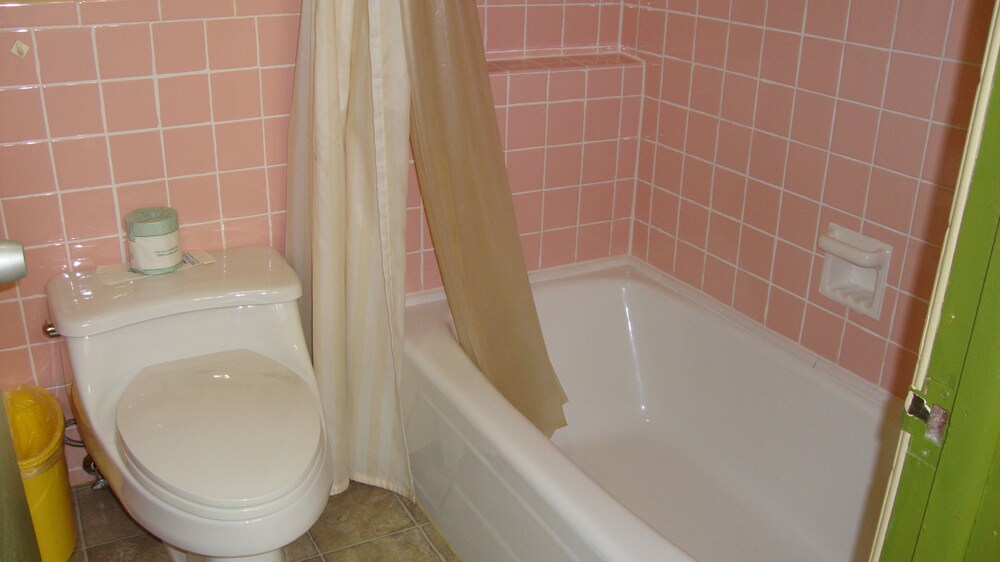Deep Soaking Bathtub