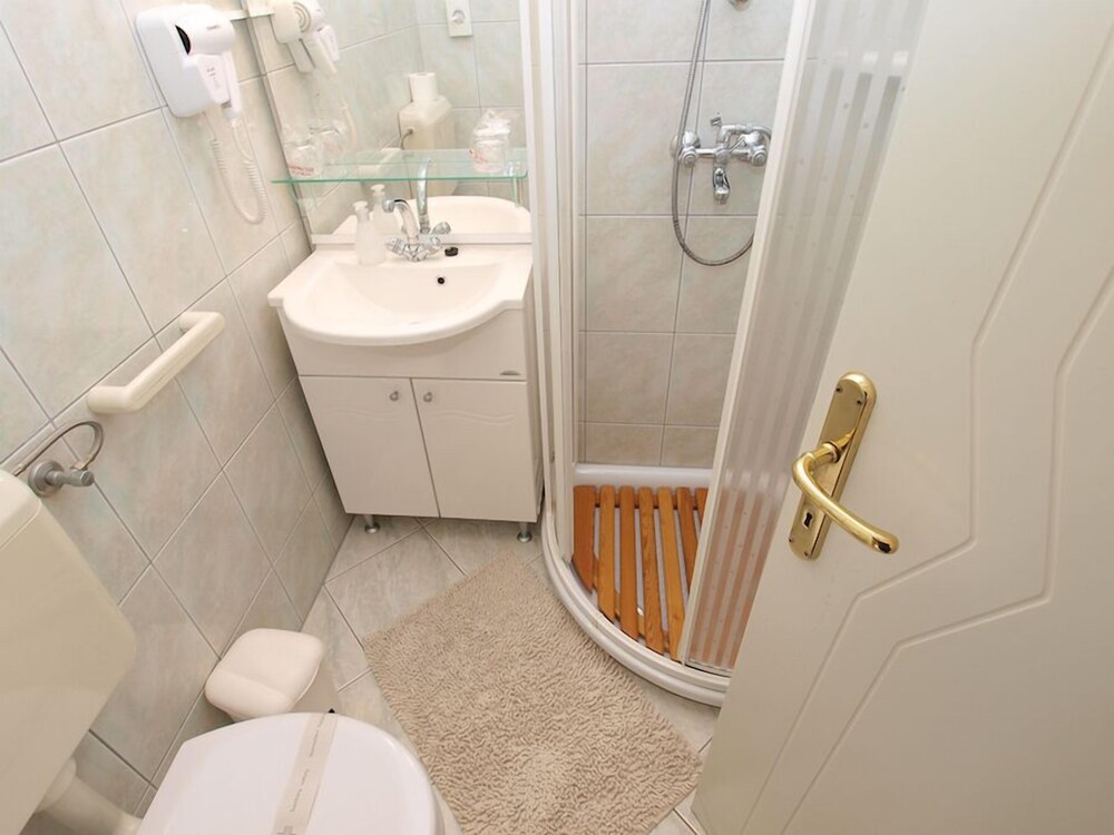 Classic Apartment, 1 Bedroom, Garden View, Beachside - Bathroom
