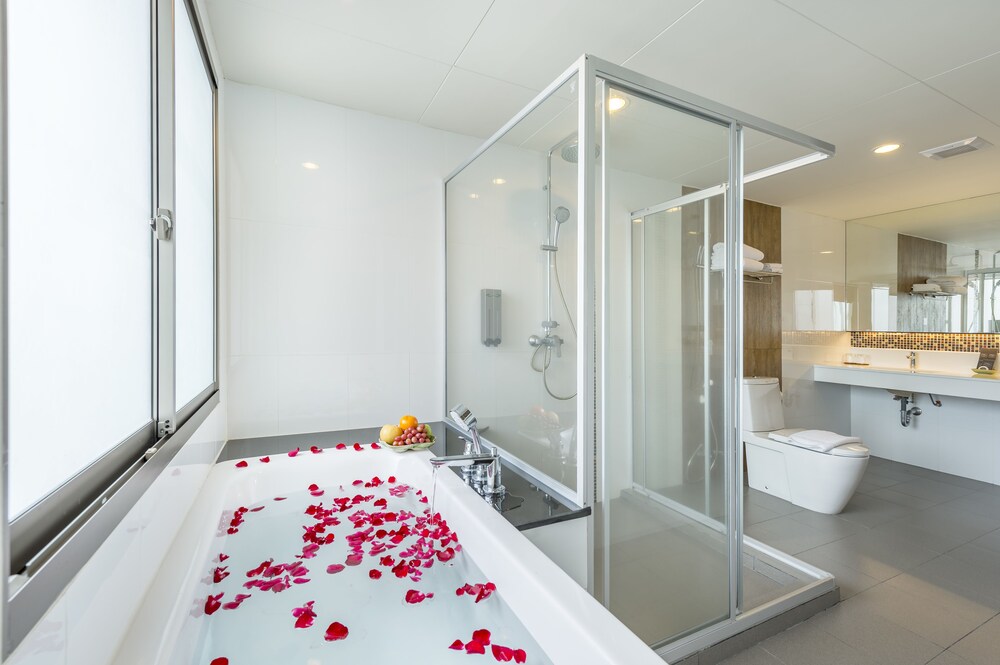 Deep Soaking Bathtub