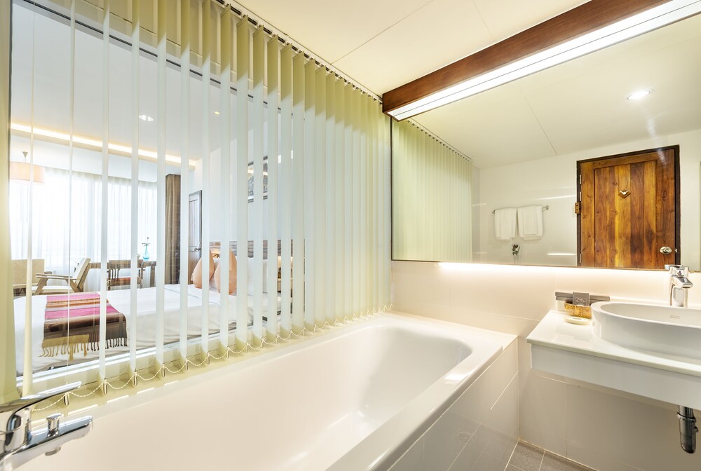 Deep Soaking Bathtub