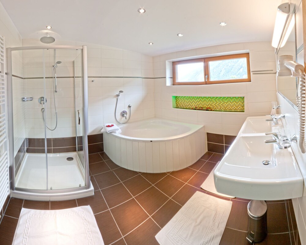 Royal Chalet, Multiple Bedrooms, Sauna (Private Spa) - Bathroom