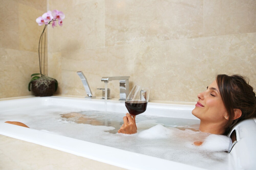 Deep Soaking Bathtub
