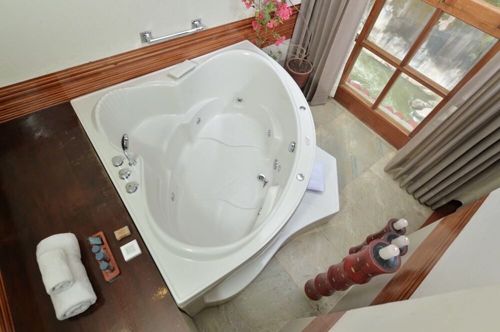 Deep Soaking Bathtub