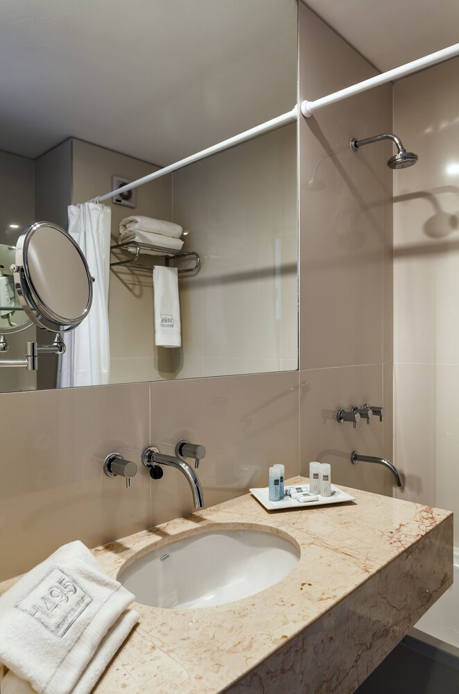 Deluxe Room - Bathroom
