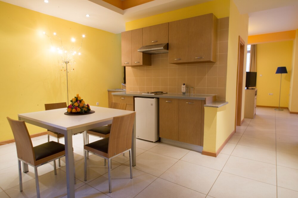 Suite, 1 King Bed, Corner - In-Room Kitchenette