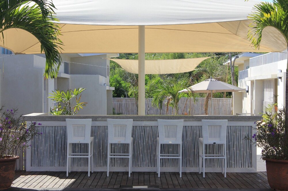 Poolside Bar