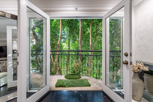 BLACK FRIDAY STARTS NOW 15% OFF! Experience a Unique Stay Up In the Hollywood Hills! (Limited Time)