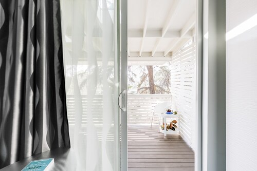 Mod Pop-Art Pad in Silver Lake, Balcony with Park View