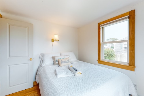 Classic, light-filled home w/ large yard & grill - walk to West Dennis Beach!