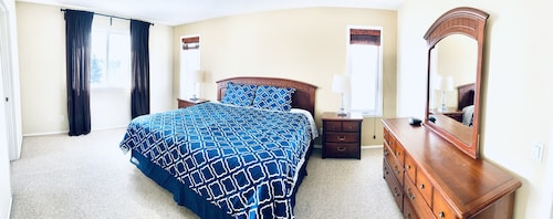 3 BDRM Spacious Luxury Retreat w/ Hottub Seclusion