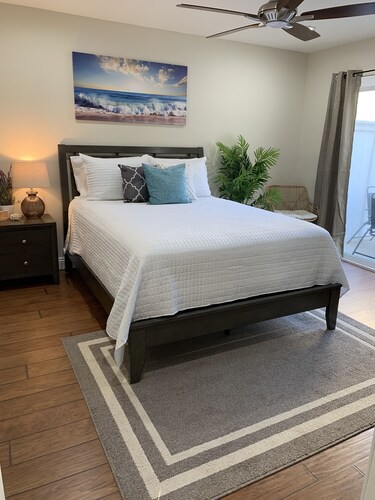 Discounted 4 the Season! Beach close, A/C, Family & Pet Friendly, Downtown HB.