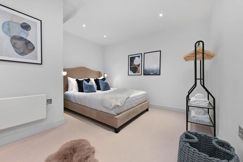 Elegant Windsor Apartment Close to Castle Apt A