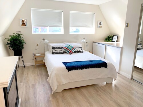 Cozy A-frame cabin 1/2 block from the gorgeous Sylvan Lake beach, parks & pubs