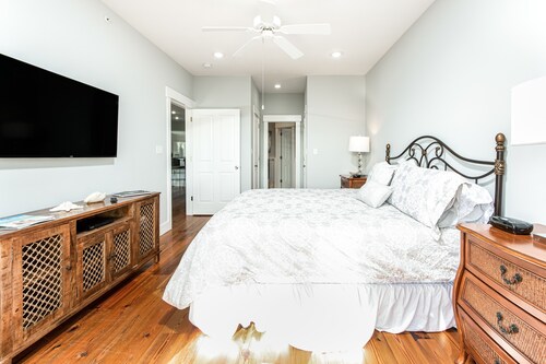 Gorgeous 3Br,(Sleeps8), Private Beach Accs, Ocean View, Top Floor, Corner Condo