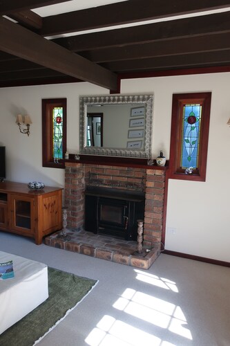ENGLISH STYLE COTTAGE 400M WALK FROM GALLERY WALK!