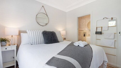 8 on Chapman - stunning Hampton’s style house with spa, fantastic location