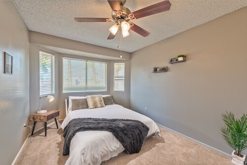 Modern & Cozy | 13min to Strip, ♛Royal Beds, Pool