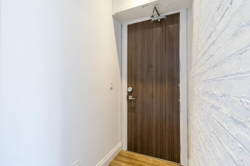 Simply Comfort. UV Disinfected Grand 2Br Dundurn Loft Parking. Gym