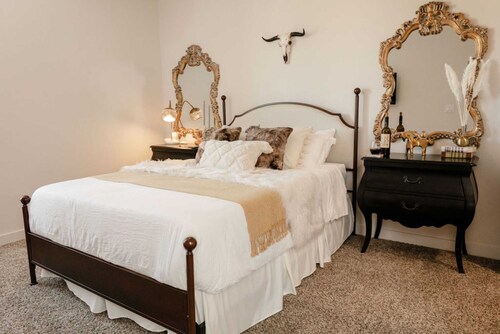 Modern, Newly Renovated 2BR in Willits Town Center
