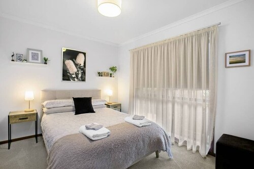 Cosy Cottage 2BR Apartment with Private Outdoor Areas
