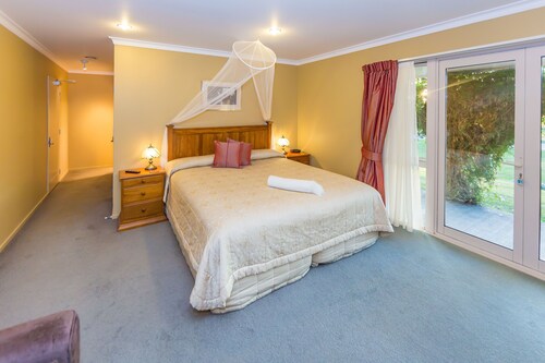 MASSIVE HOLIDAY HOME IN FOX GLACIER