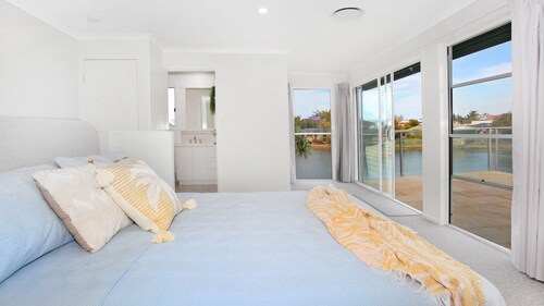 April 19 - 4 Bedroom Home on Canal with Pool + Pontoon + Aircon + WiFi!